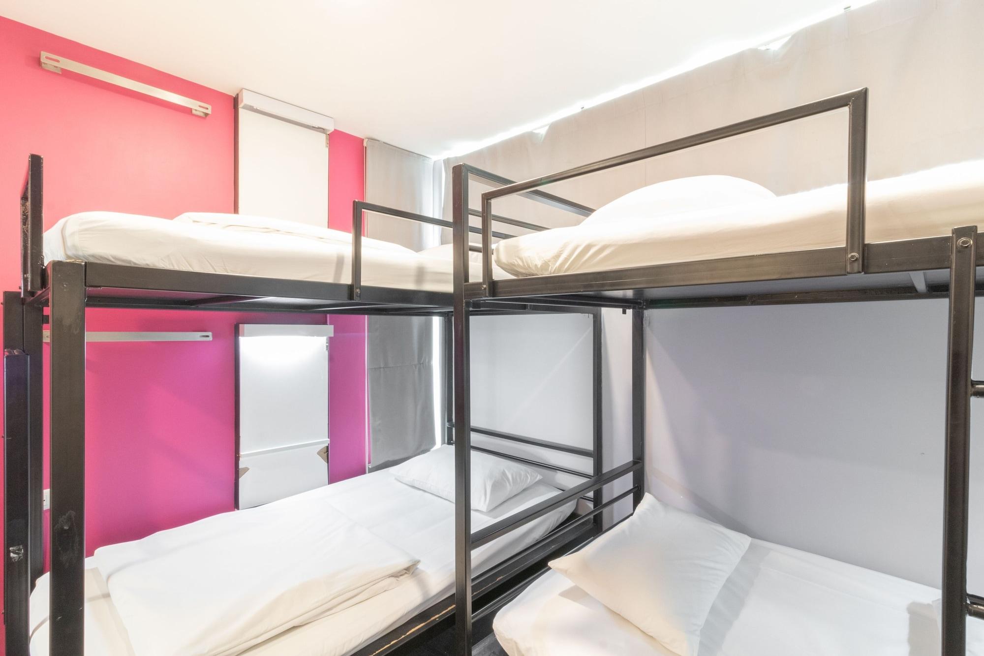 Cheqinn Hostel - Sukhumvit 4 Nana Plaza Bangkok Kültér fotó