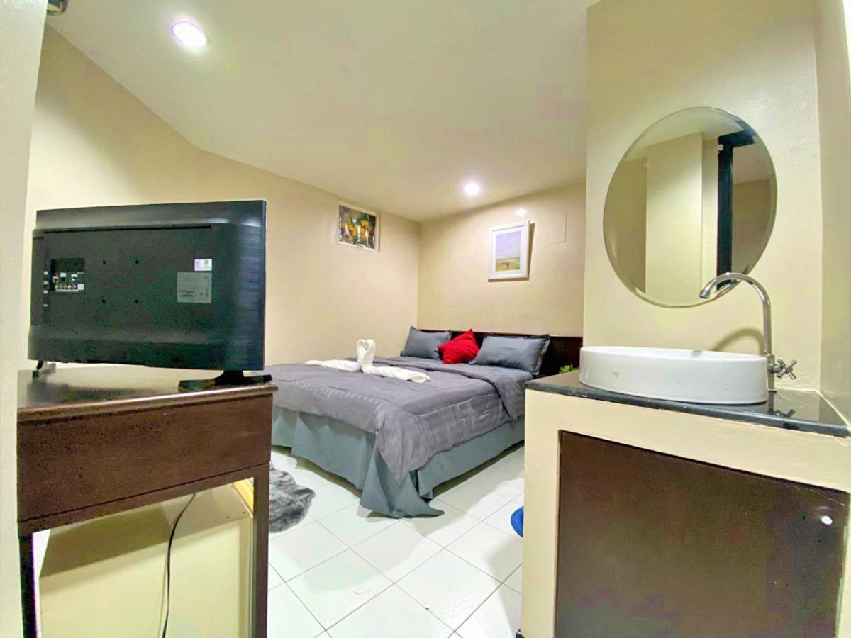 Cheqinn Hostel - Sukhumvit 4 Nana Plaza Bangkok Kültér fotó