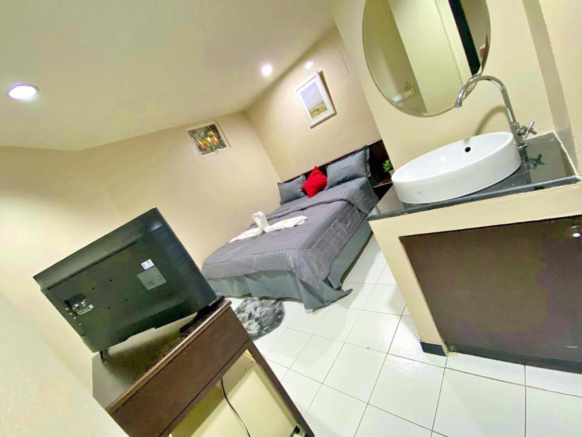 Cheqinn Hostel - Sukhumvit 4 Nana Plaza Bangkok Kültér fotó