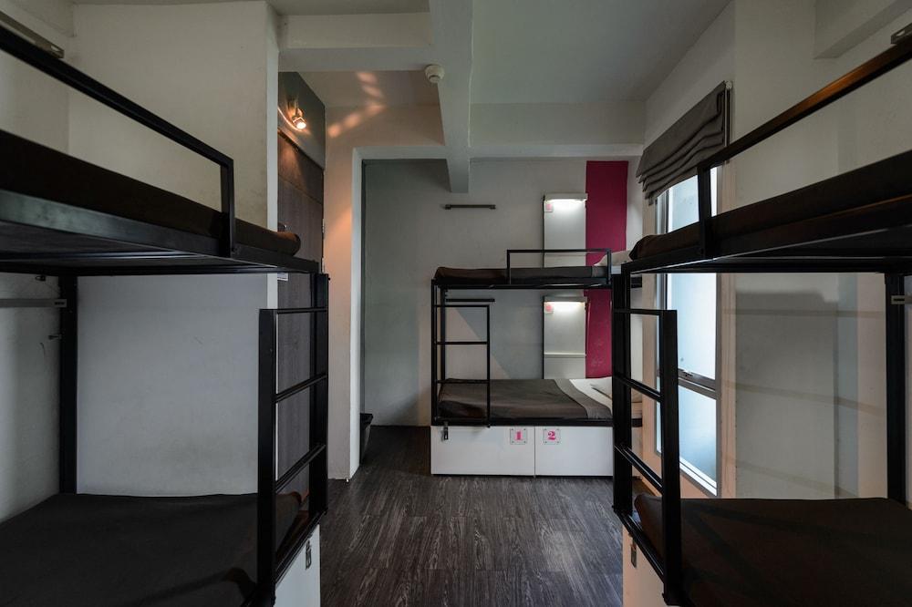 Cheqinn Hostel - Sukhumvit 4 Nana Plaza Bangkok Kültér fotó