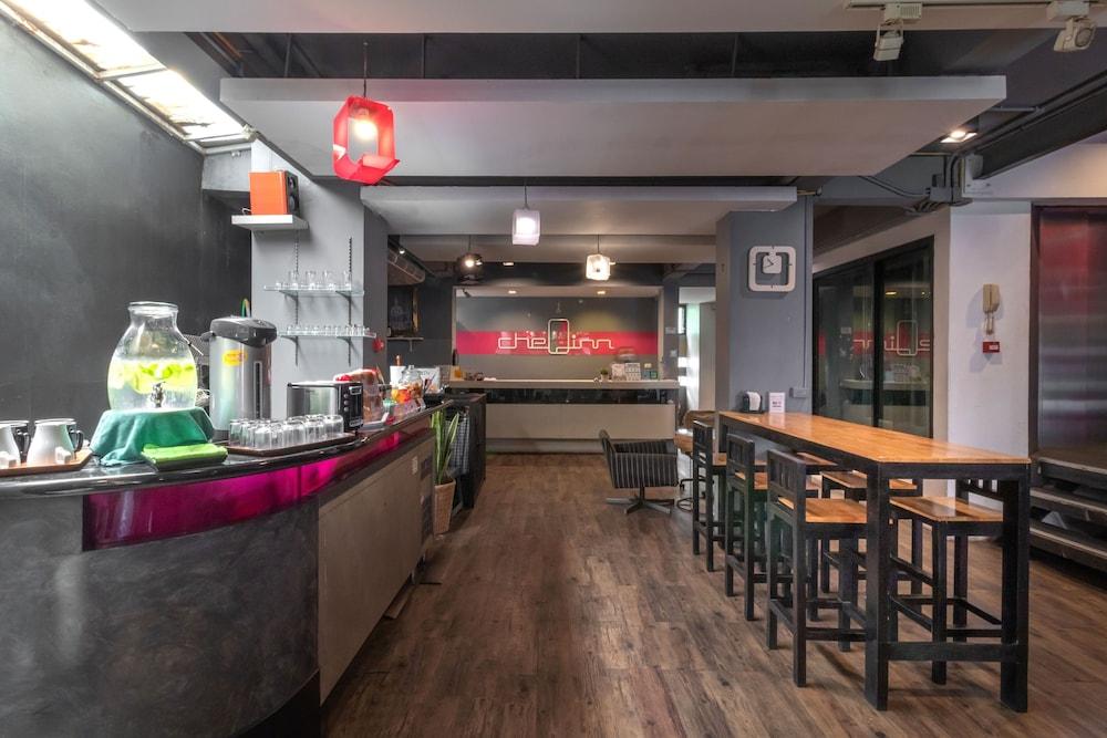 Cheqinn Hostel - Sukhumvit 4 Nana Plaza Bangkok Kültér fotó