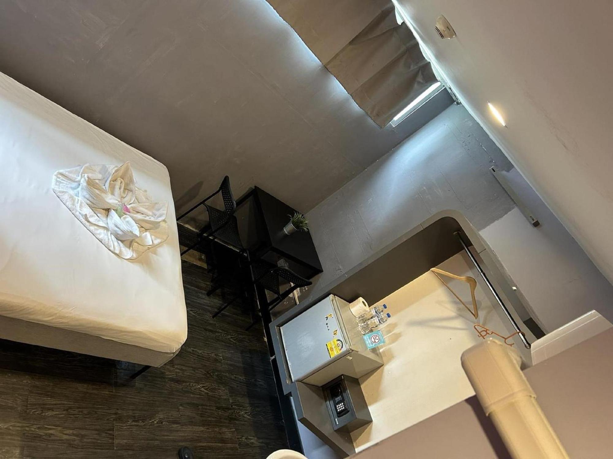 Cheqinn Hostel - Sukhumvit 4 Nana Plaza Bangkok Kültér fotó