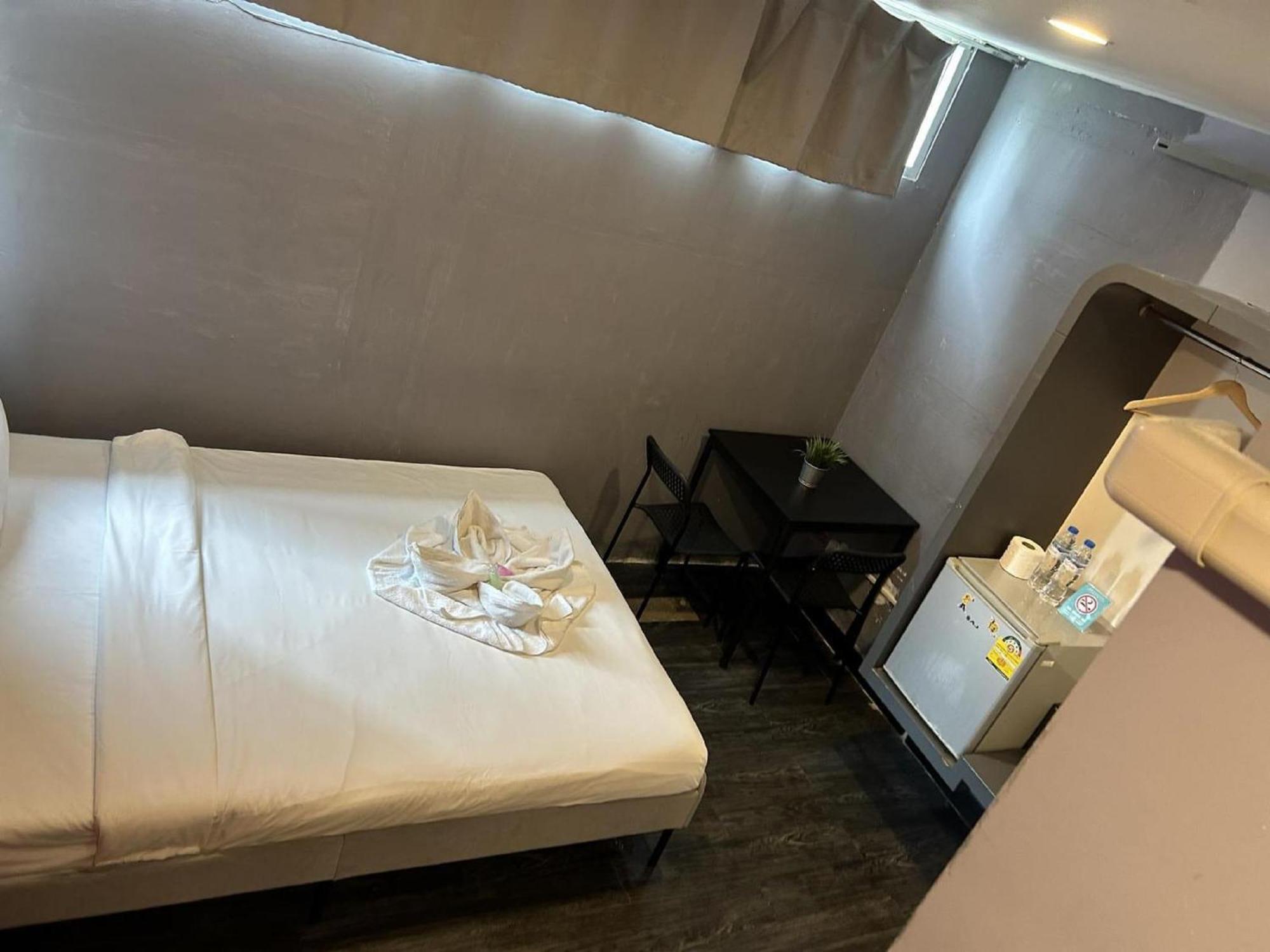 Cheqinn Hostel - Sukhumvit 4 Nana Plaza Bangkok Kültér fotó