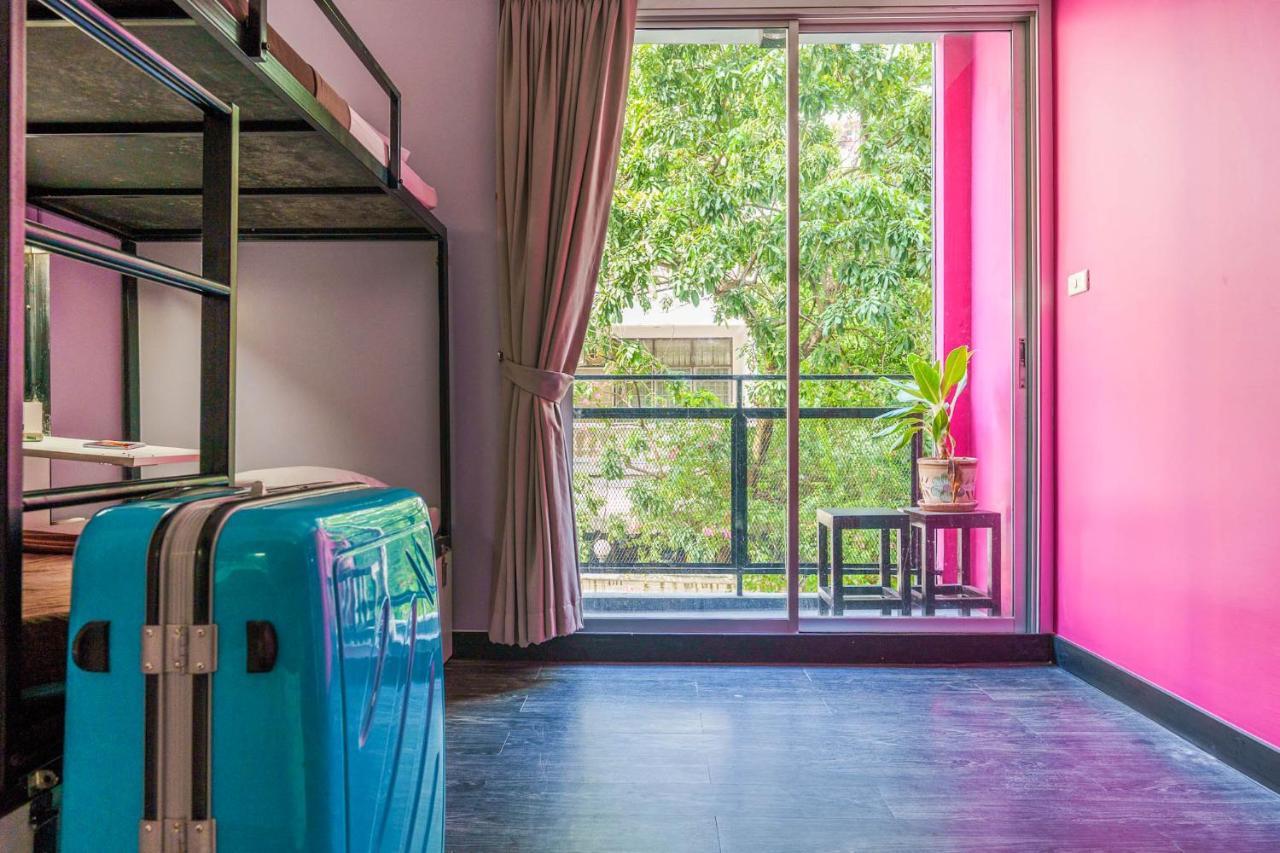 Cheqinn Hostel - Sukhumvit 4 Nana Plaza Bangkok Kültér fotó