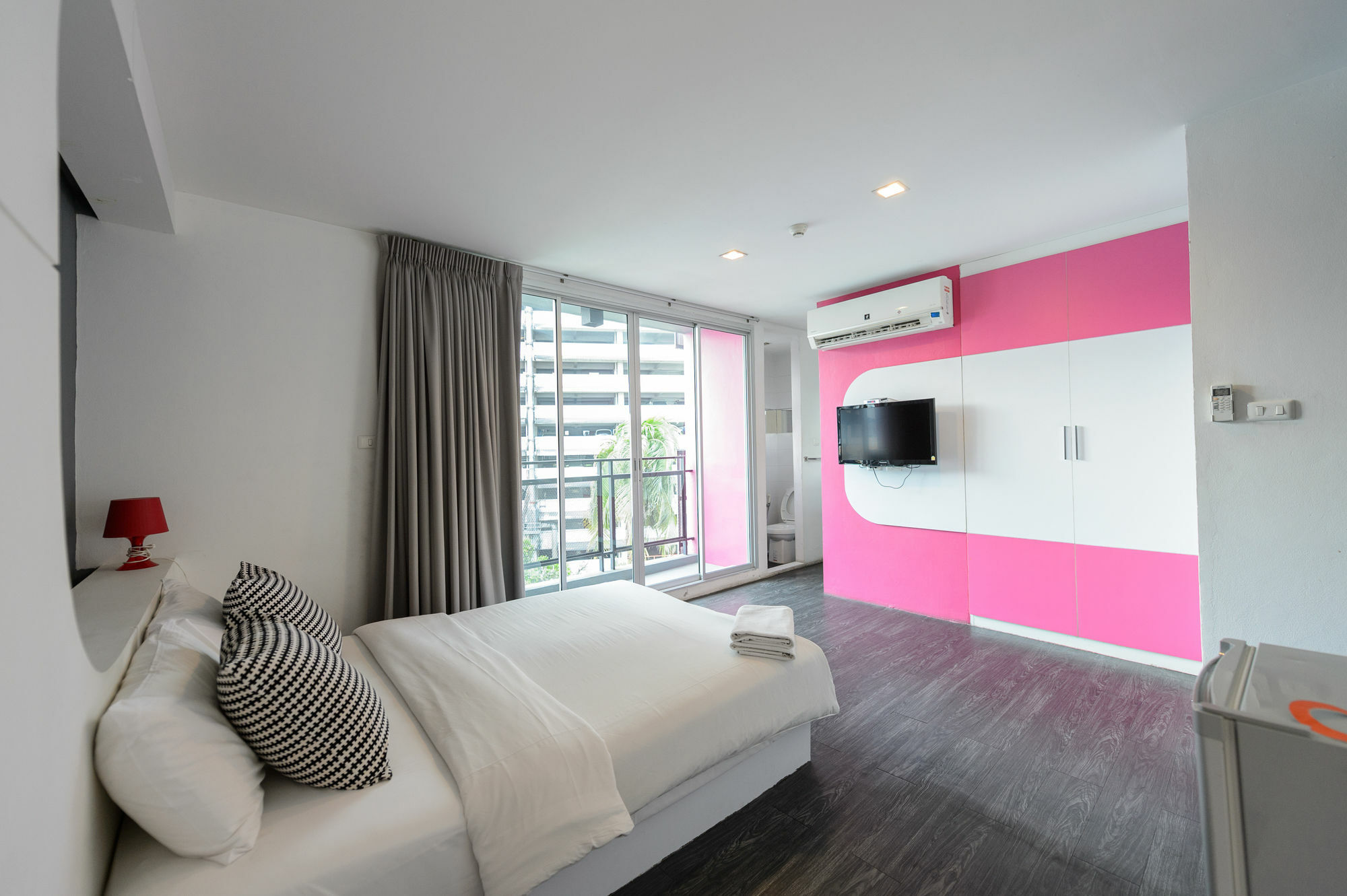 Cheqinn Hostel - Sukhumvit 4 Nana Plaza Bangkok Kültér fotó