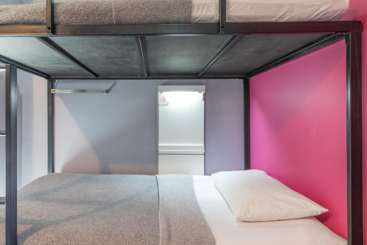 Cheqinn Hostel - Sukhumvit 4 Nana Plaza Bangkok Kültér fotó